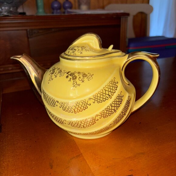 HALL PARADE TEAPOT YELLOW AND GOLD - Picture 1 of 8